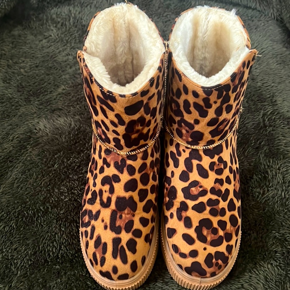 Animal print winter boots size 6